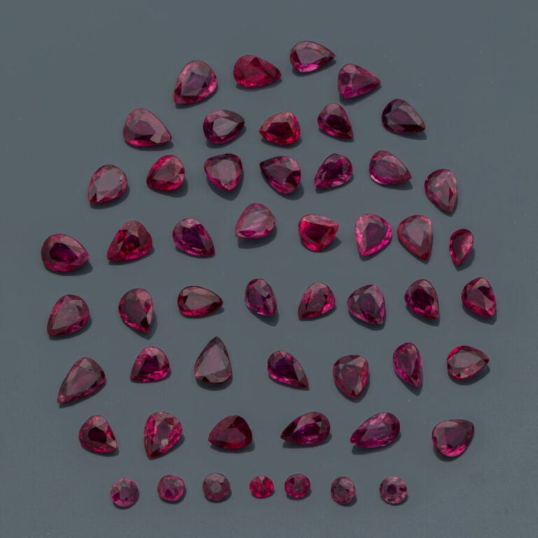 LOT comprenant : - lot d'EMERAUDES rondes pesant au total 13,3 carats. - - lot…