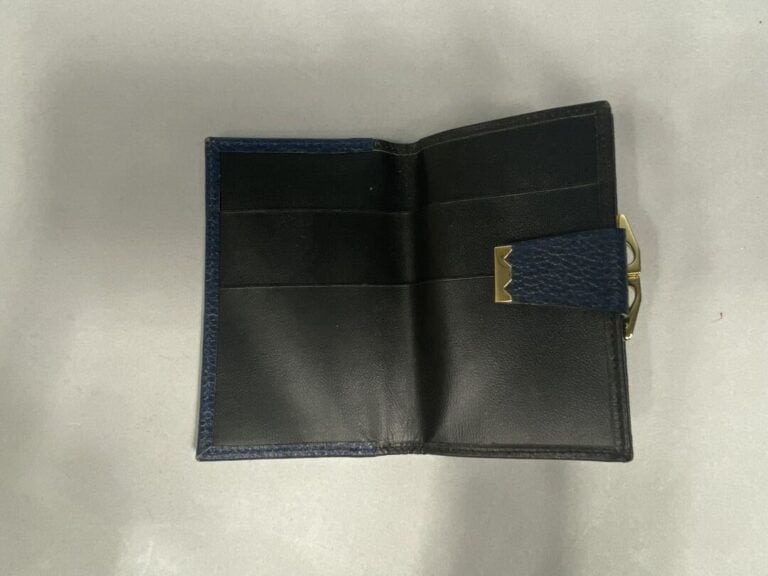 Lot comprenant un porte monnaie en cuir grainé bleu marine et un porte feuille…