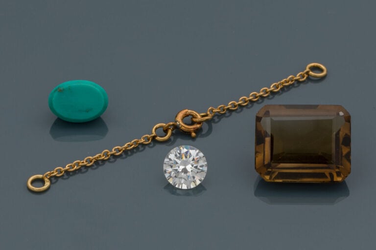 LOT comprenant : - - un QUARTZ fumé taillé à degrés pesant 8,9 carats - - une T…
