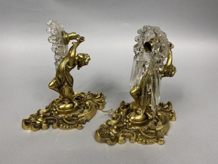 Lot de deux paires d'appliques en bronze doré, l'une ornée d'un vase balustre r…