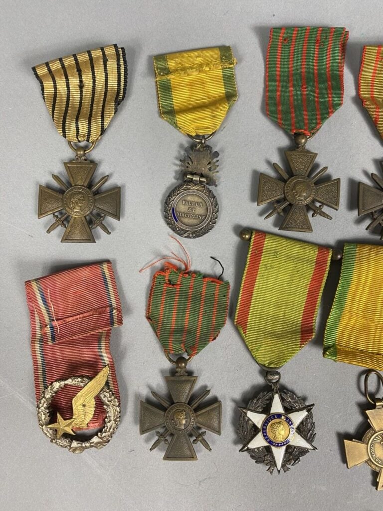 Lot de médailles et décorations, croix de guerre 1914-1918, 1939, croix du comb…