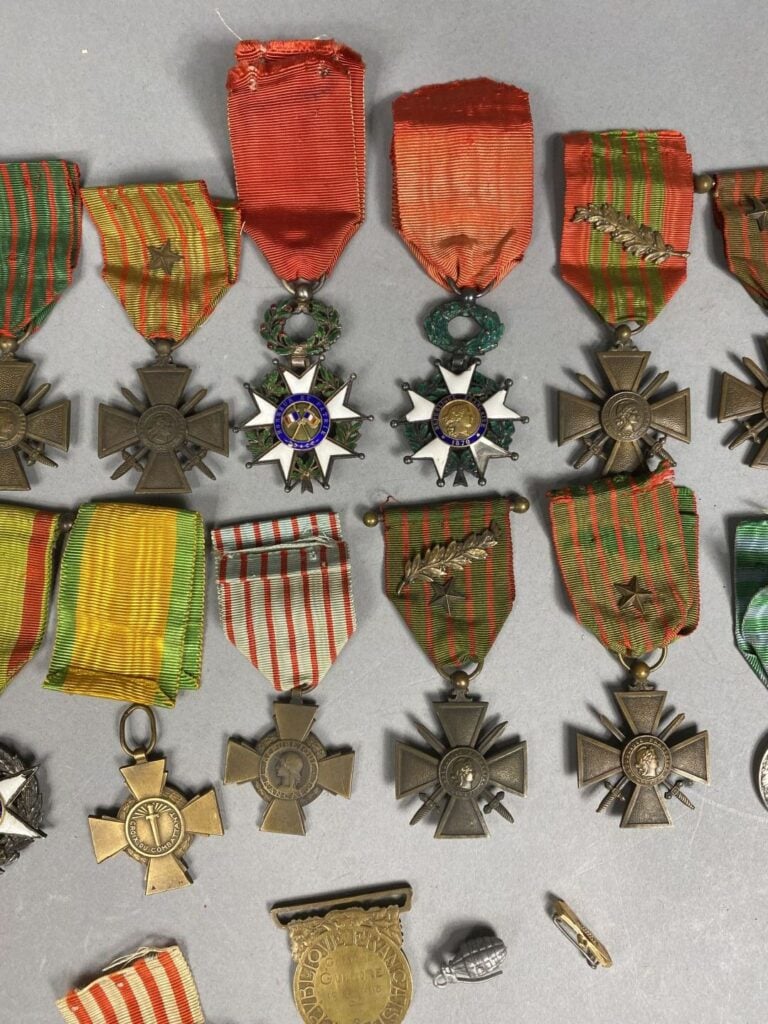 Lot de médailles et décorations, croix de guerre 1914-1918, 1939, croix du comb…
