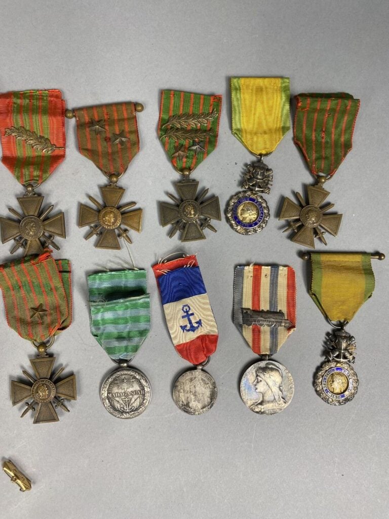 Lot de médailles et décorations, croix de guerre 1914-1918, 1939, croix du comb…