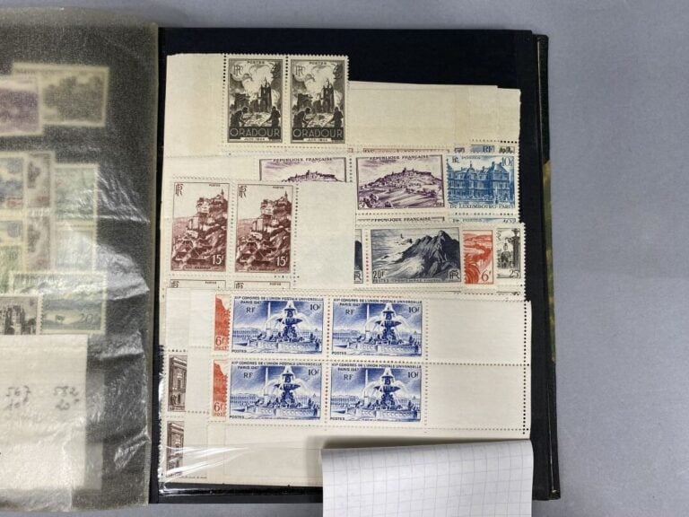 Lot de timbres divers présentés dans deux classeurs comprenant des timbres fran…