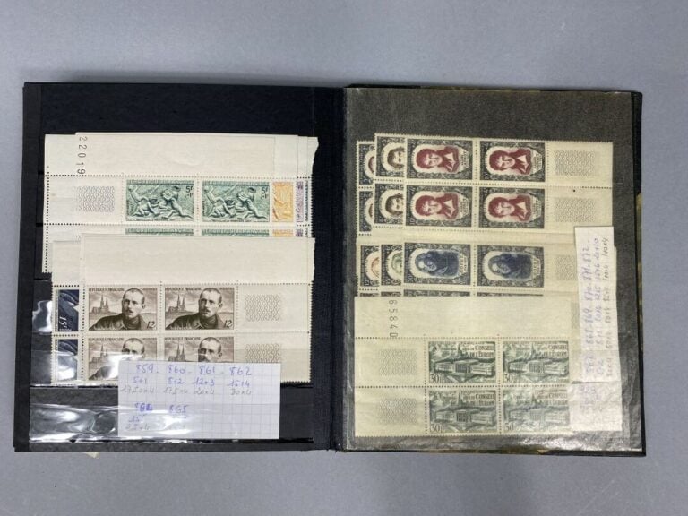 Lot de timbres divers présentés dans deux classeurs comprenant des timbres fran…