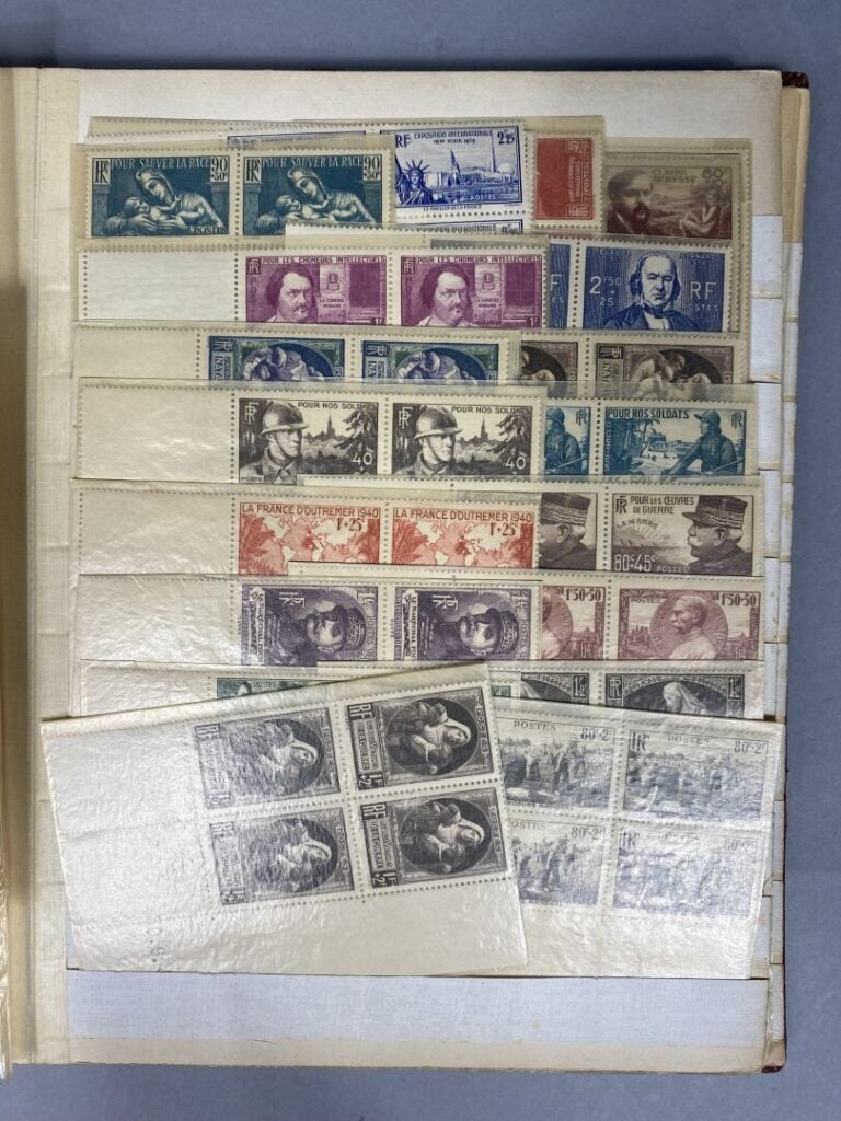 Lot de timbres divers présentés dans deux classeurs comprenant des timbres fran…