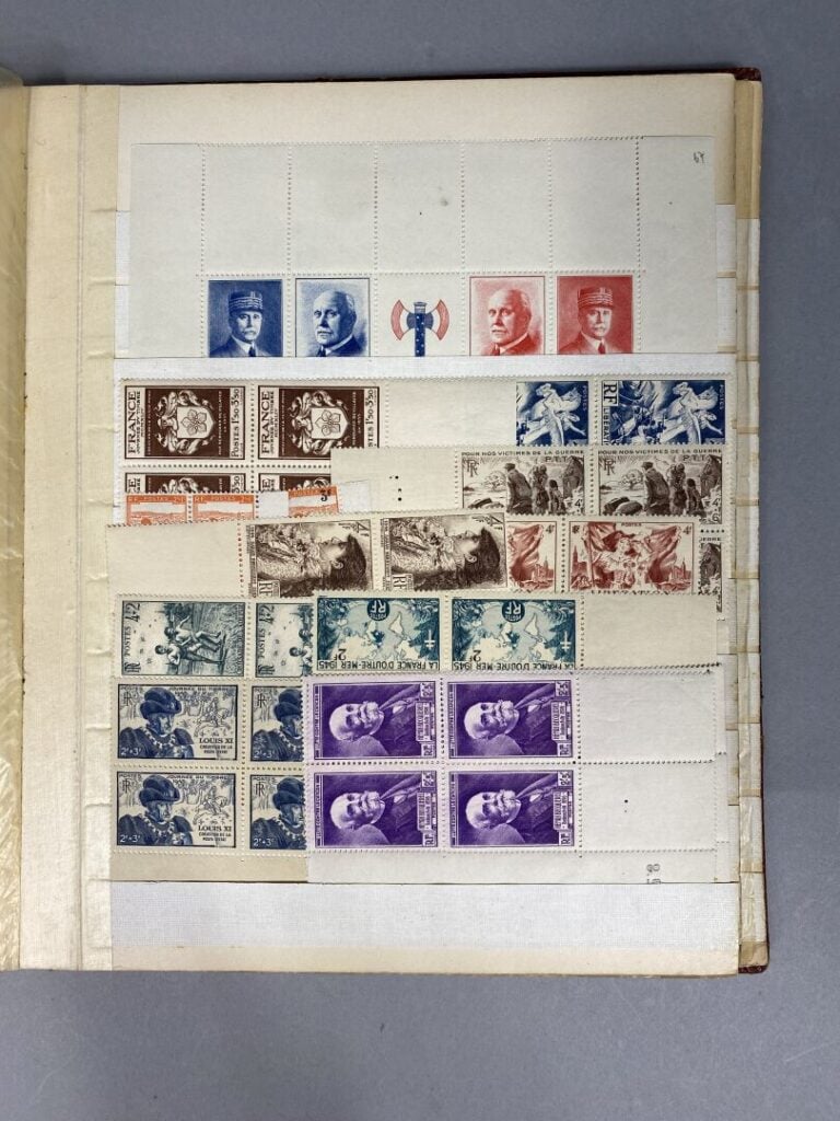 Lot de timbres divers présentés dans deux classeurs comprenant des timbres fran…