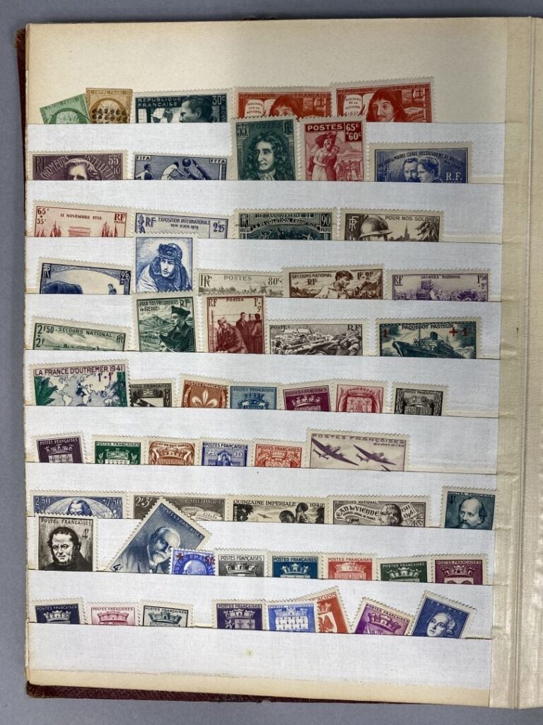 Lot de timbres divers présentés dans deux classeurs comprenant des timbres fran…