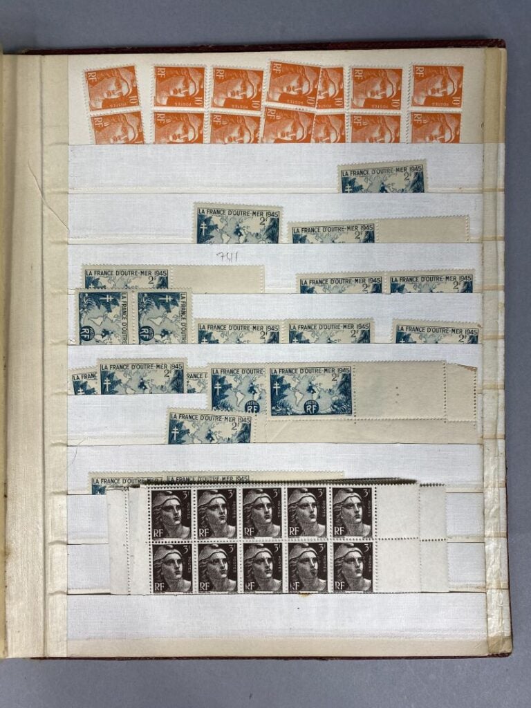 Lot de timbres divers présentés dans deux classeurs comprenant des timbres fran…