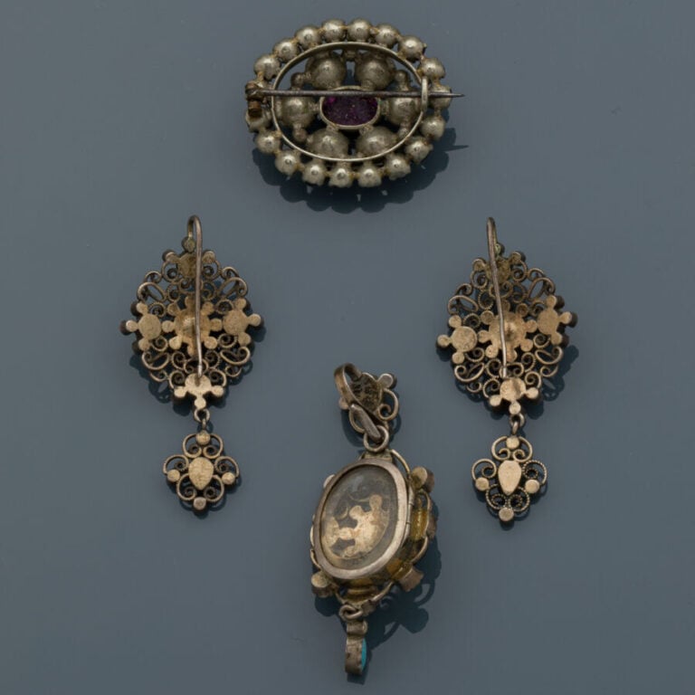 LOT en argent (min. 800‰) comprenant: - - PENDENTIF "porte souvenir" et paire d…
