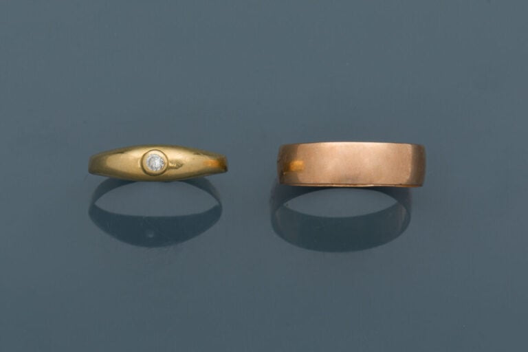 LOT en or jaune et or rose (750‰) comprenant : - - une ALLIANCE. Poids : 1,9 g.…