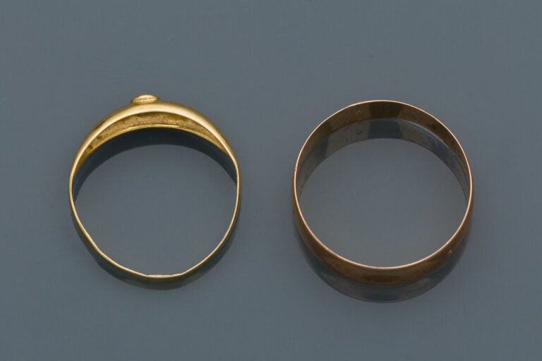 LOT en or jaune et or rose (750‰) comprenant : - - une ALLIANCE. Poids : 1,9 g.…