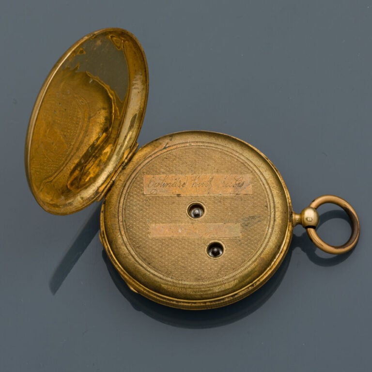 LOT en or jaune et rose (750‰) guilloché et ciselé, comprenant une MONTRE de PO…