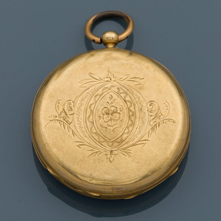 LOT en or jaune et rose (750‰) guilloché et ciselé, comprenant une MONTRE de PO…