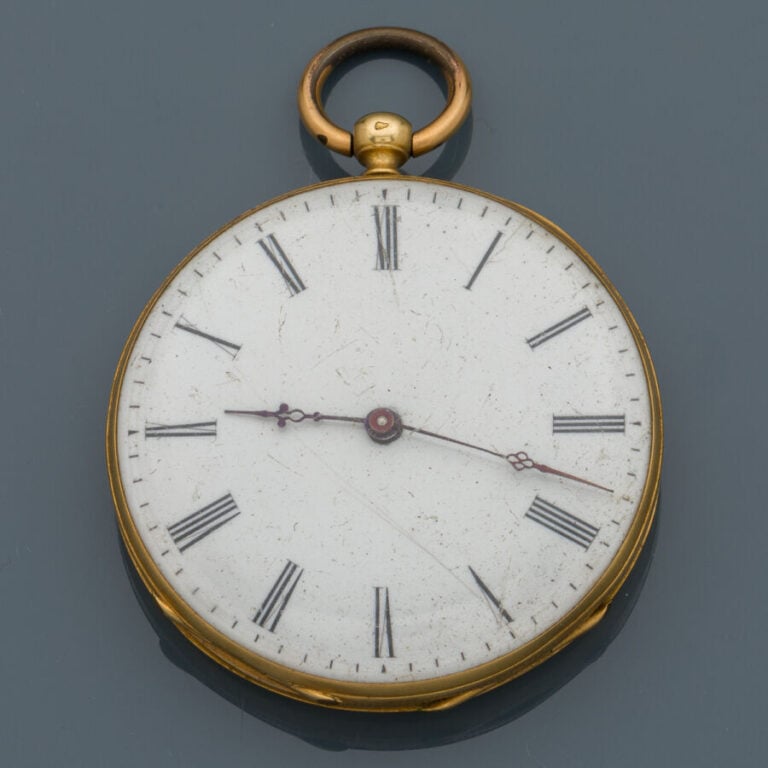 LOT en or jaune et rose (750‰) guilloché et ciselé, comprenant une MONTRE de PO…