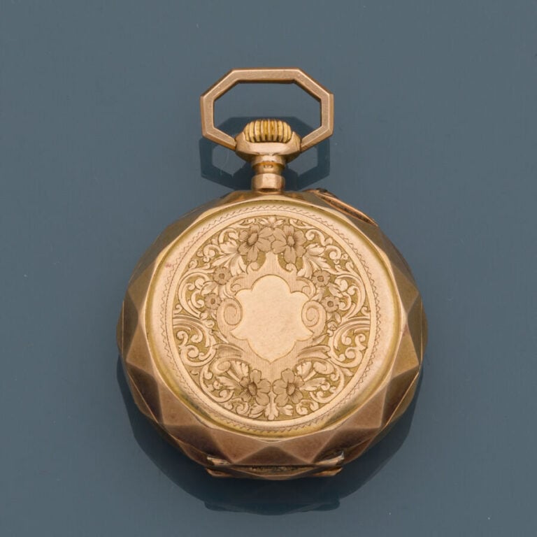 LOT en or jaune et rose (750‰) guilloché et ciselé, comprenant une MONTRE de PO…