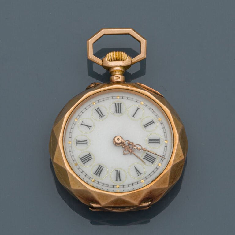 LOT en or jaune et rose (750‰) guilloché et ciselé, comprenant une MONTRE de PO…