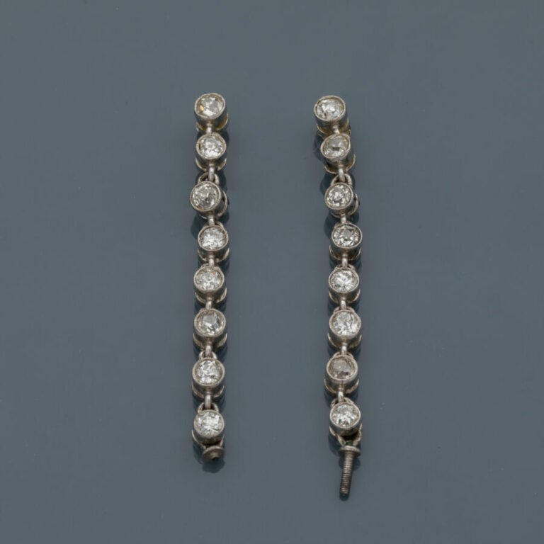 LOT en platine (950‰) et or gris (750‰) serti de diamants taille brillant et ta…