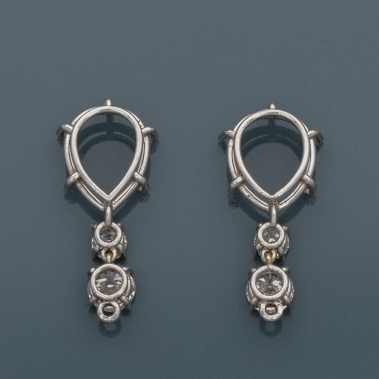 LOT en platine (950‰) et or gris (750‰) serti de diamants taille brillant et ta…