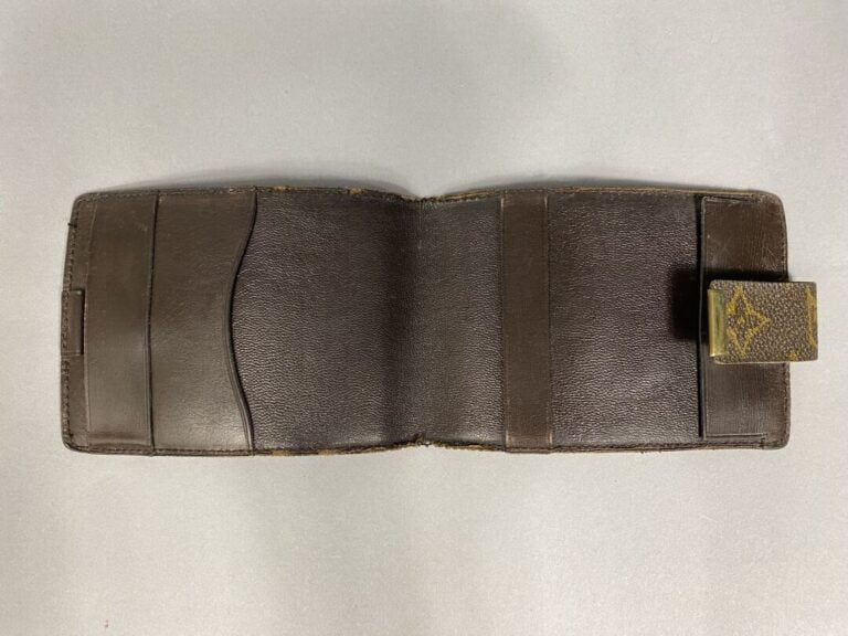 Louis VUITTON - Porte-chéquier en cuir naturel et toile Monogram - (usures)