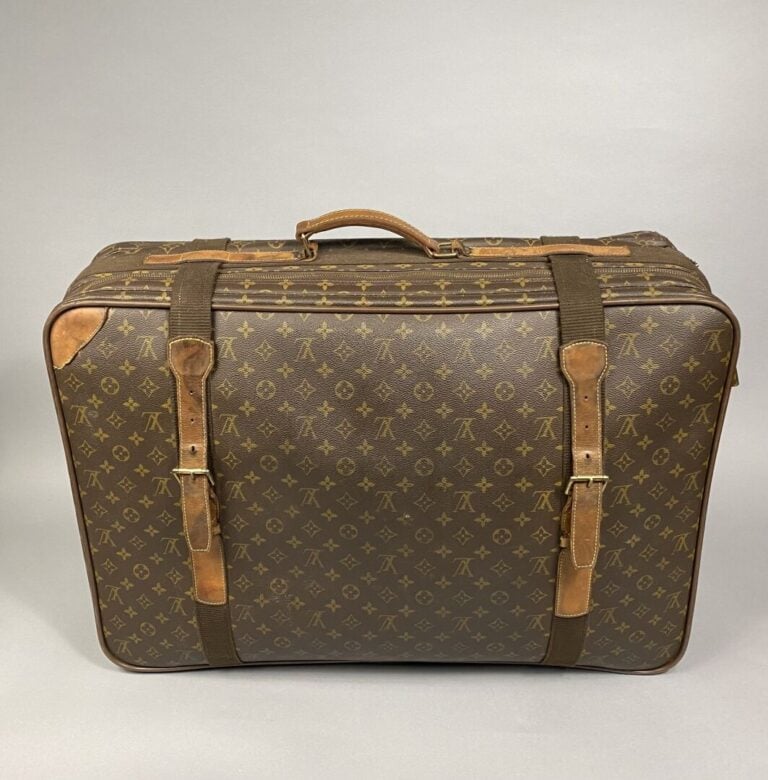 Louis VUITTON - Valise "Satellite 65 " en toile monogram, poignée en cuir natur…