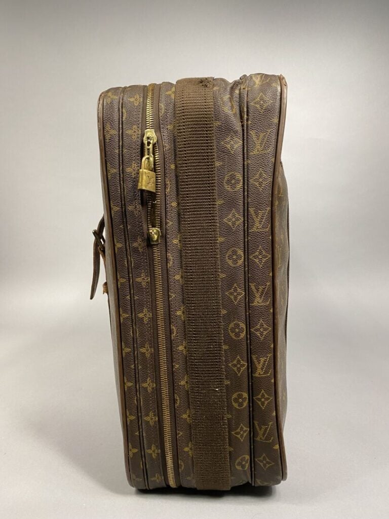 Louis VUITTON - Valise "Satellite 65 " en toile monogram, poignée en cuir natur…