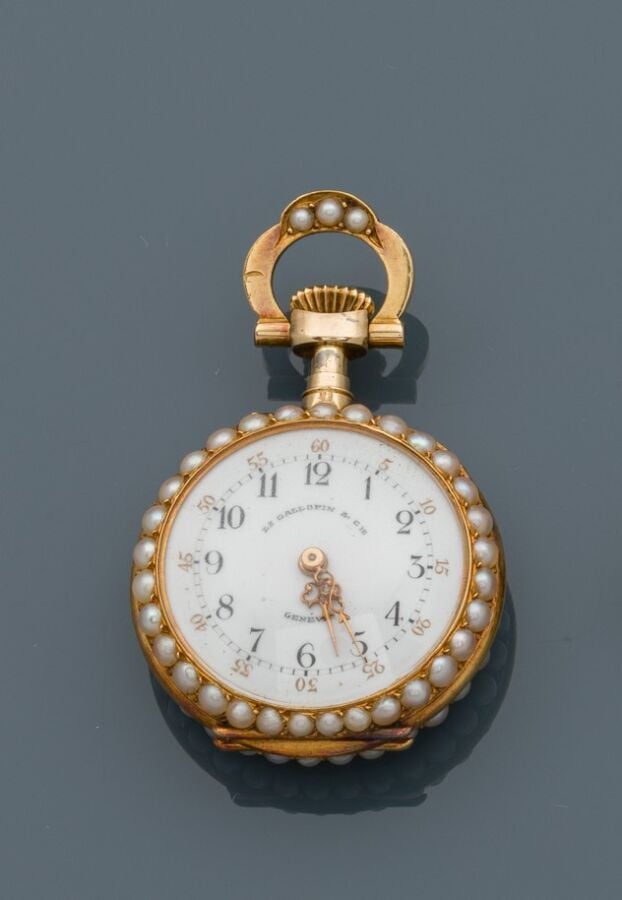 L.S GALLOPIN & Cie - MONTRE DE COL en or jaune (750‰) orné de demi-perles. Cadr…
