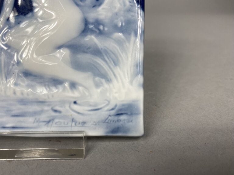 Marcel CHAUFRIASSE à Limoges - Plaque en porcelaine figurant une jeune femme nu…