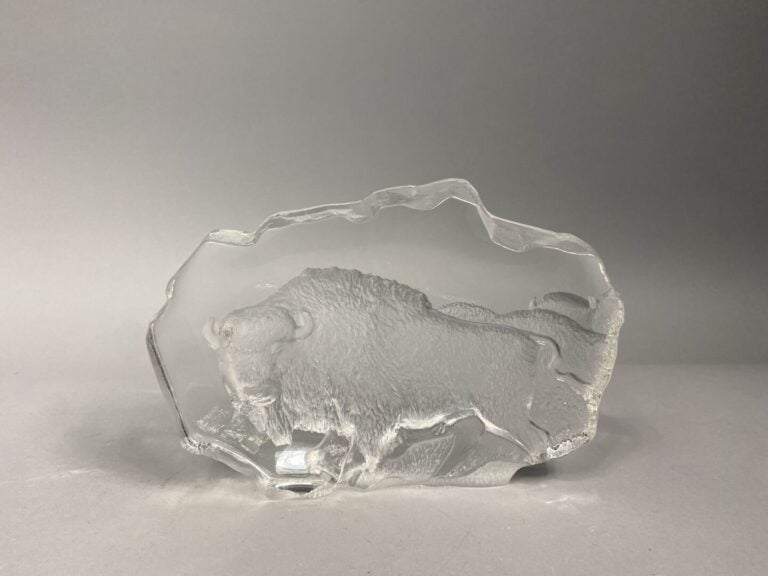 Mats JONASSON (né en 1945) - Sujet en cristal représentant un bison - Signé, si…