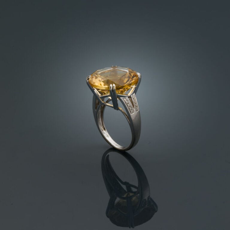 MAUBOUSSIN - BAGUE en or gris (750‰) serti d'une importante citrine ronde (égri…