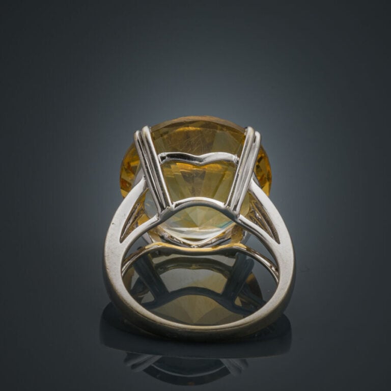 MAUBOUSSIN - BAGUE en or gris (750‰) serti d'une importante citrine ronde (égri…