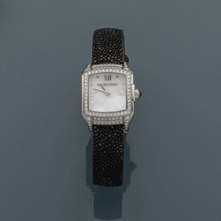 MAUBOUSSIN - BRACELET MONTRE de dame, modèle "Délicate" en acier. Lunette et at…