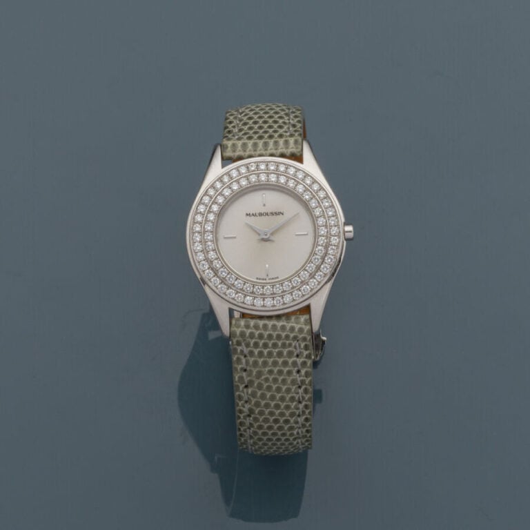 MAUBOUSSIN - BRACELET MONTRE ronde de dame en or gris (750‰). Lunette sertie d'…