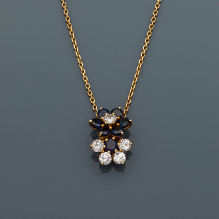 MAUBOUSSIN - COLLIER "deux fleurs" en or jaune (750‰) composé d'une chaînette r…