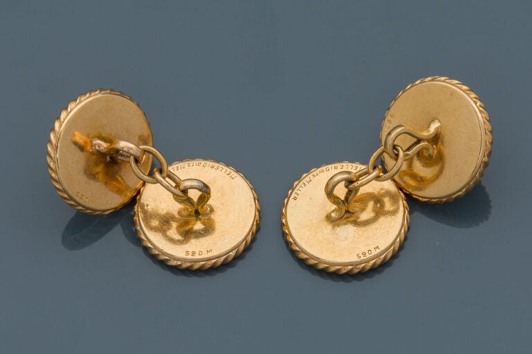 MELLERIO dit MELLER - Paire de BOUTONS de MANCHETTES circulaires en or jaune (7…