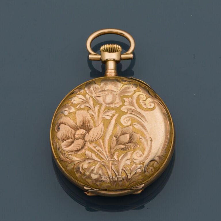 MONTRE de COL en or jaune et or rose (750‰) guilloché et ciselé de motifs flora…