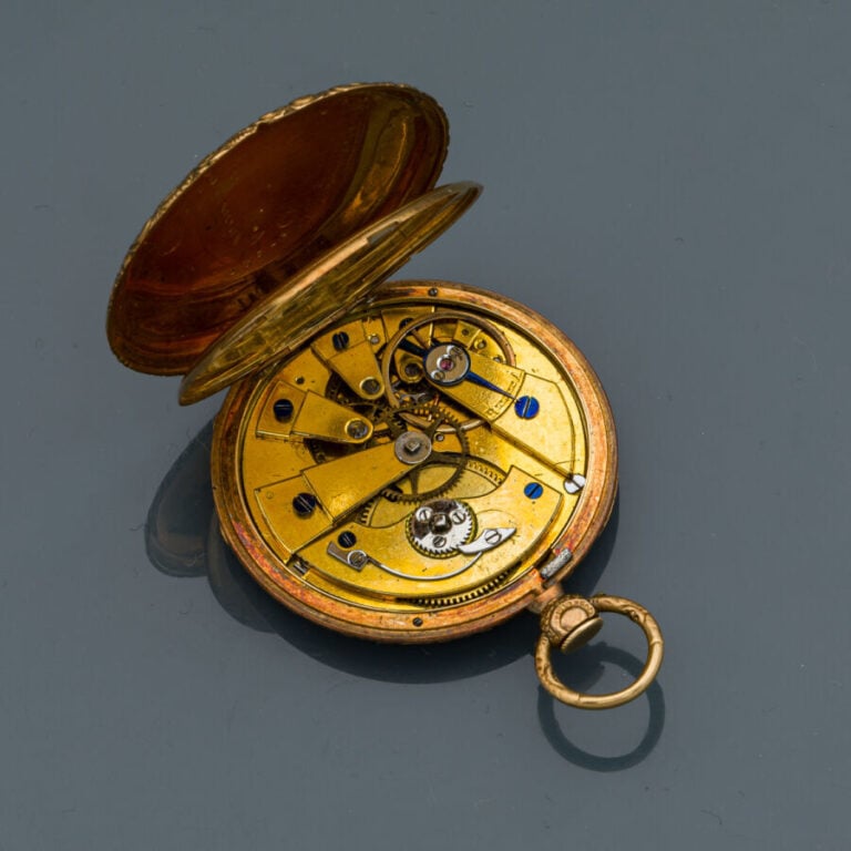 MONTRE DE POCHE en or jaune (750‰) finement guilloché et ciselé de volutes et f…