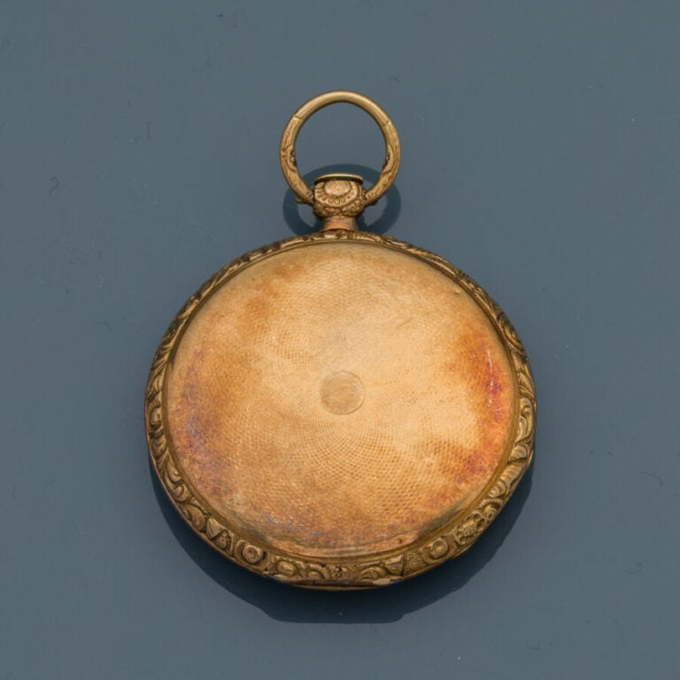 MONTRE DE POCHE en or jaune (750‰) finement guilloché et ciselé de volutes et f…