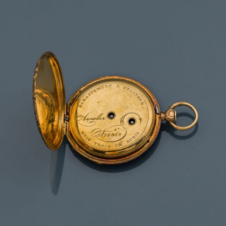 MONTRE DE POCHE en or jaune (750‰) finement guilloché et ciselé de volutes et f…