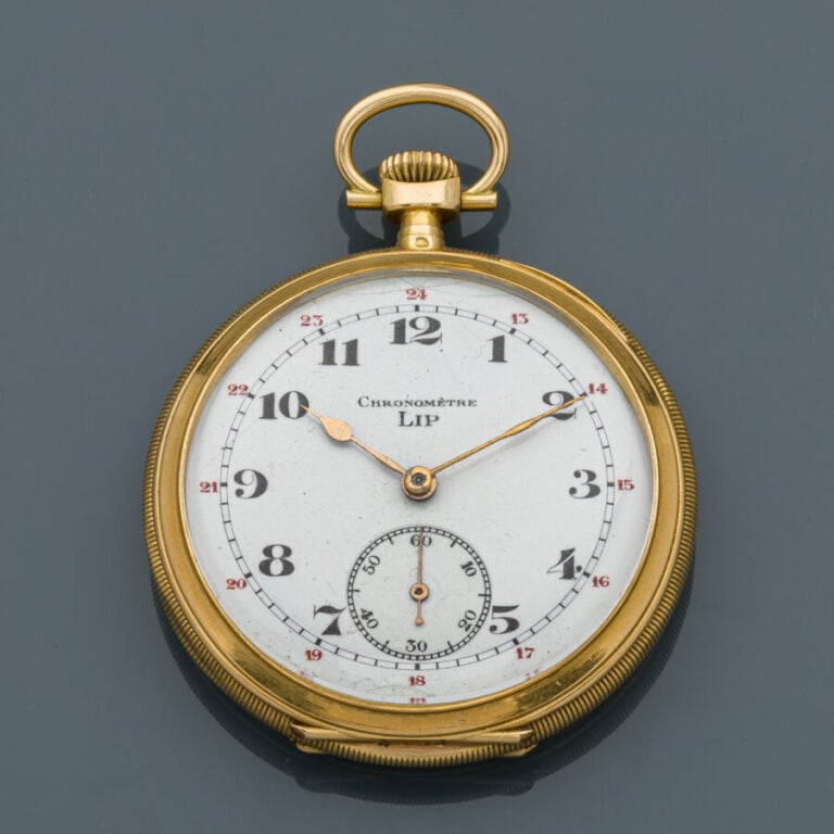 MONTRE de POCHE en or jaune (750‰) guilloché, carrure godronnée. Cadran émail b…
