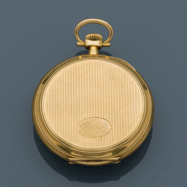MONTRE de POCHE en or jaune (750‰) guilloché, carrure godronnée. Cadran émail b…