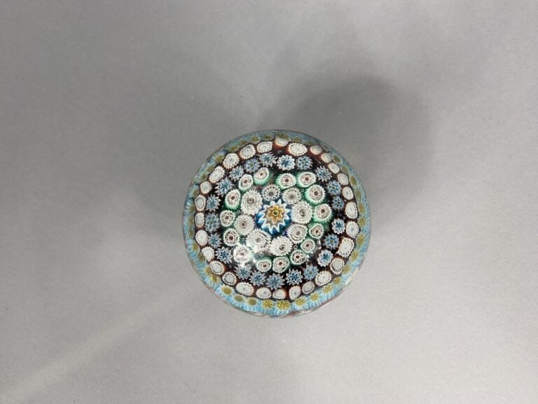 Murano - Presse-papiers à piédouche à fond polychrome et aventurine orné d'un m…