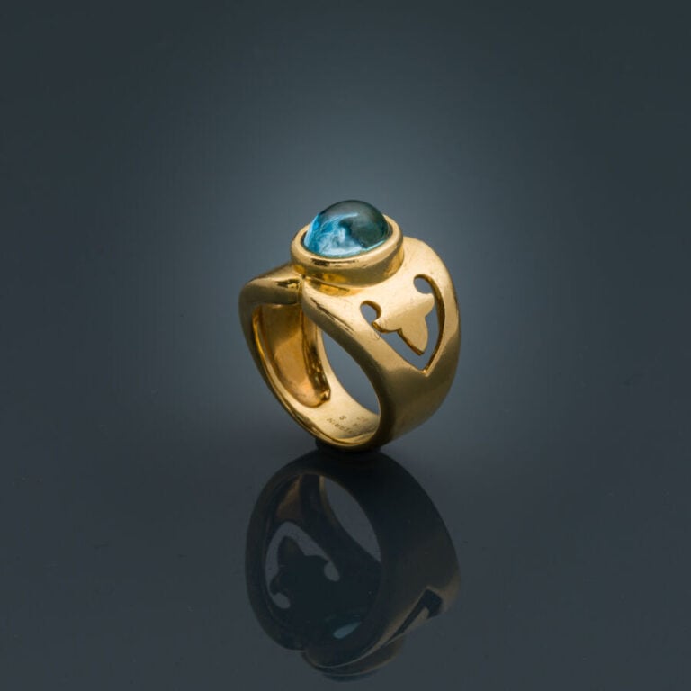 O.J. PERRIN - Large BAGUE "coeurs stylisés" en or jaune (750‰) ajouré, serti d'…