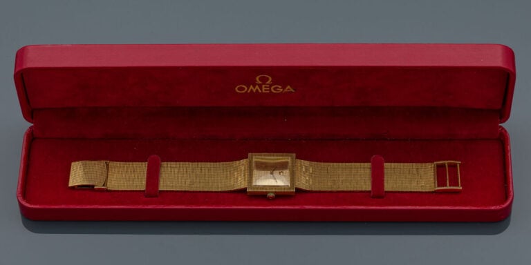 OMEGA - BRACELET MONTRE carrée en or jaune (750‰) entièrement guilloché "à poin…