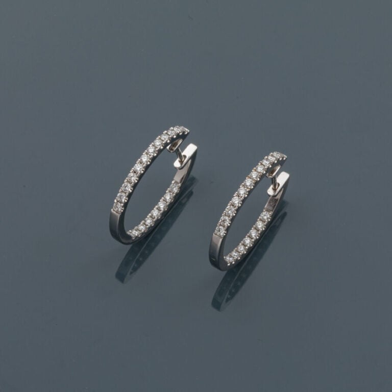 Paire de BOUCLES d'OREILLES "créoles" en or gris (750‰) serti d'un alignement d…