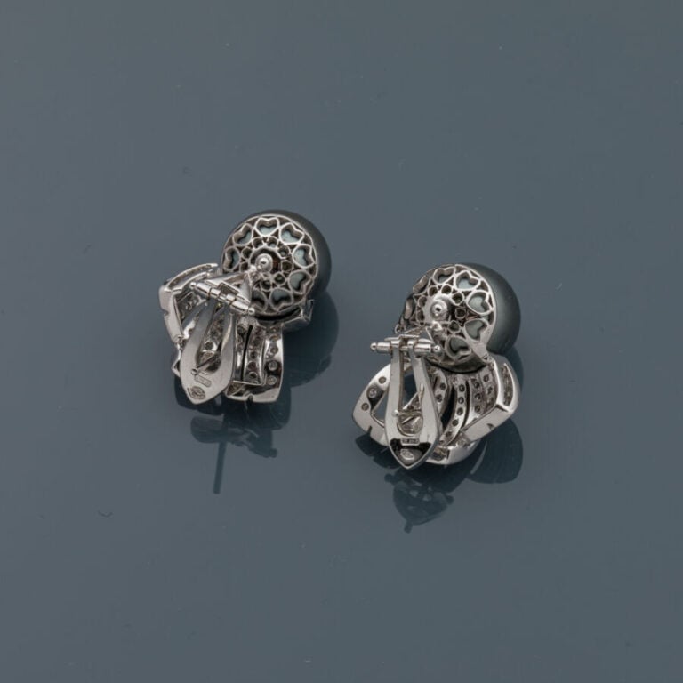 Paire de BOUCLES d'OREILLES en or gris (750‰) orné de perles de culture grises…