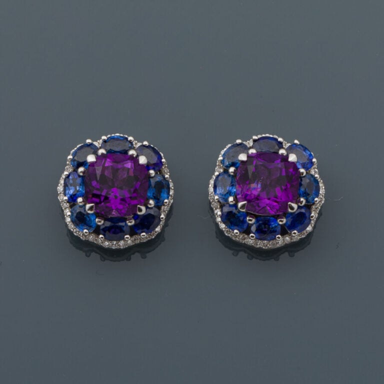 Paire de BOUCLES d'OREILLES "fleurs" en or gris (750‰) ajouré, serti d'une amét…
