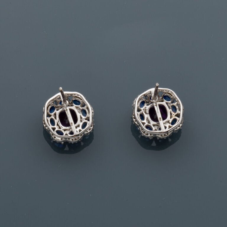 Paire de BOUCLES d'OREILLES "fleurs" en or gris (750‰) ajouré, serti d'une amét…