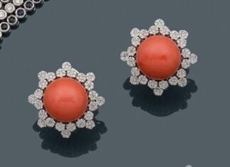 Paire de BOUCLES d'OREILLES "fleurs" en or gris (750‰) orné d'une perle de cora…