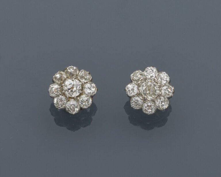 Paire de BOUCLES d'OREILLES "fleurs" en platine (min. 800‰) et or jaune (750‰)…